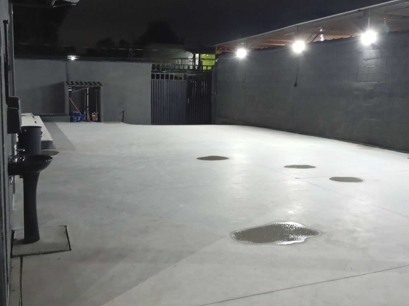 Área externa do salão iluminada à noite
