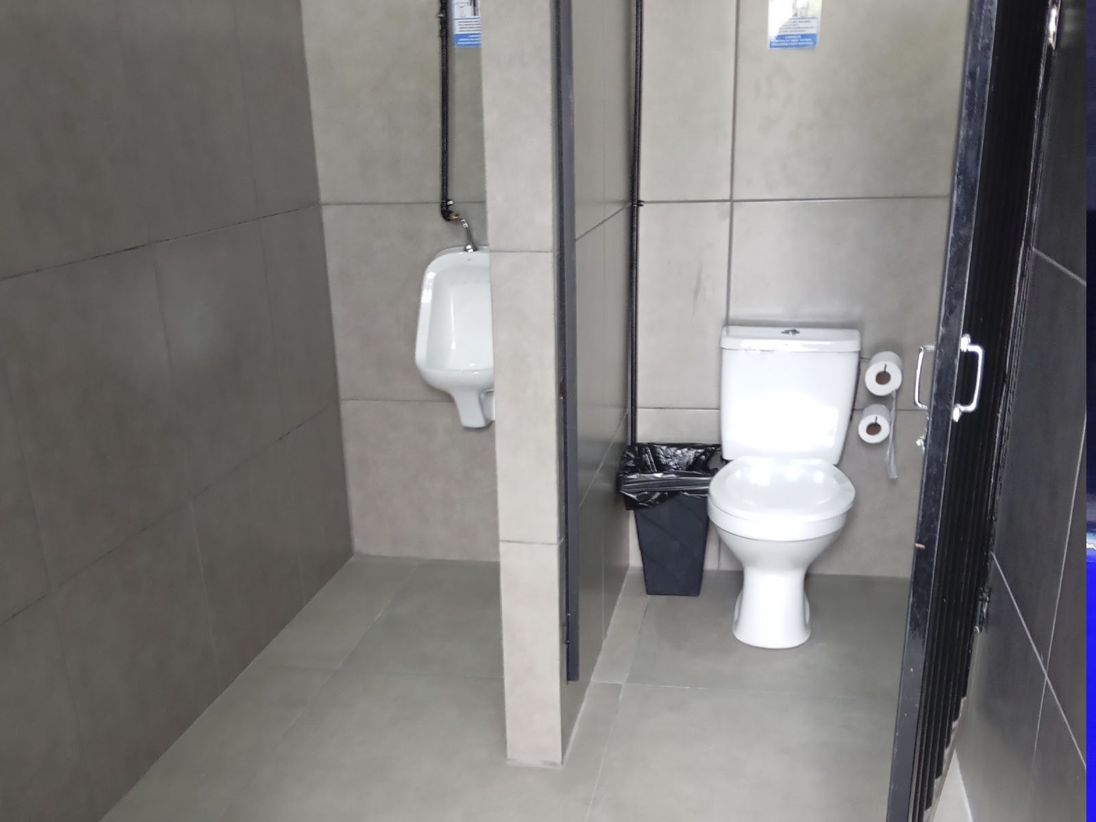Banheiro masculino com reservado e mictório