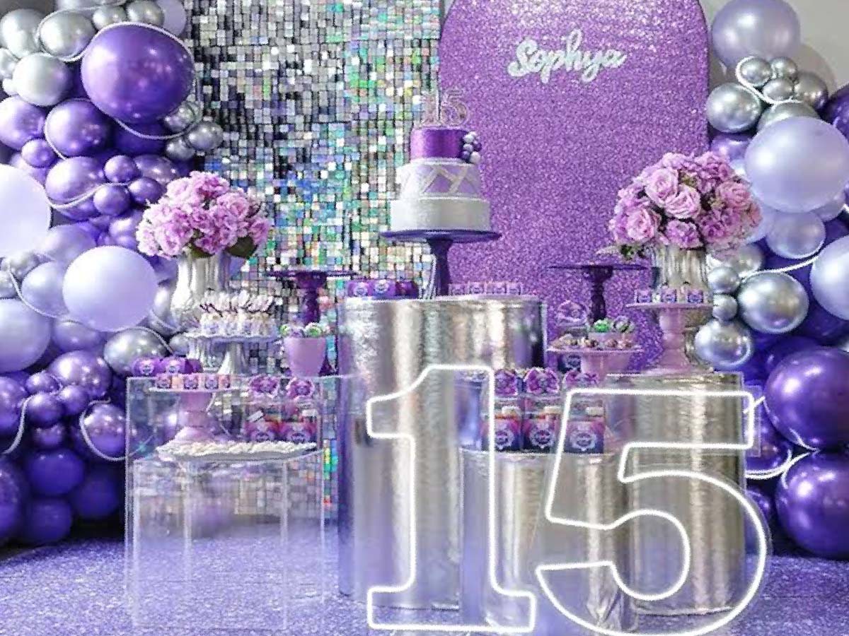 Mesa decorada para festa de 15 anos