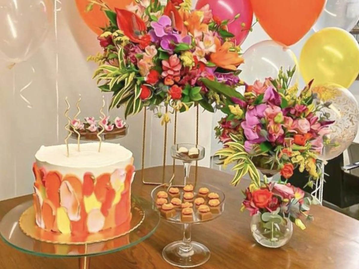 Decoração de aniversário em festa no salão Festa em Blocos