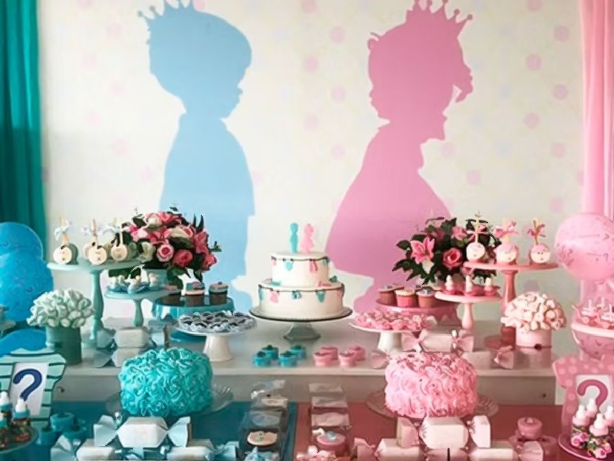 Mesa decorada para chá revelação