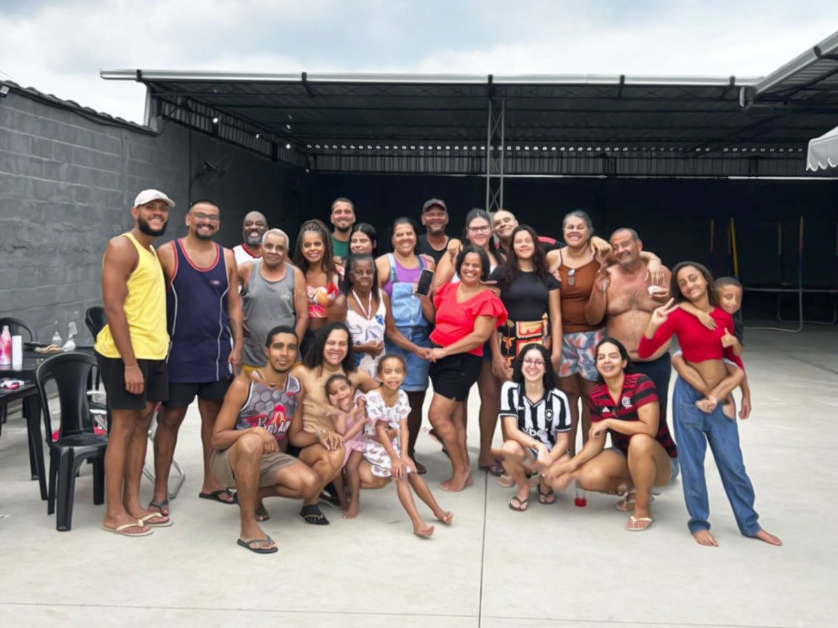 Grupo de amigos e familiares em confraternização no salão