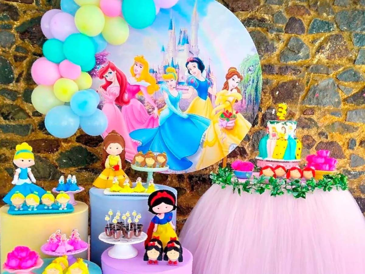 Mesa de festa infantil com tema de princesas