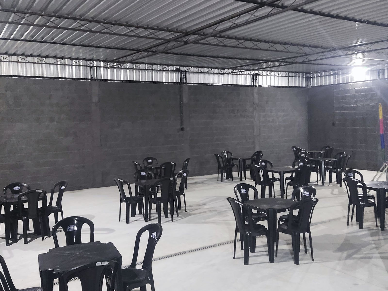 Salão coberto com mesas e cadeiras para festa em Belford Roxo