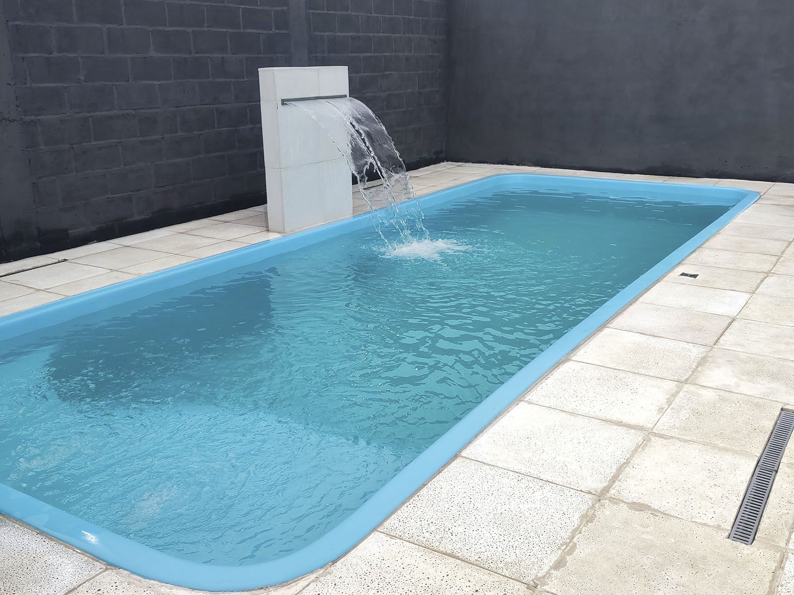 Piscina com cascata do salão de festas Festa em Blocos, em Belford Roxo